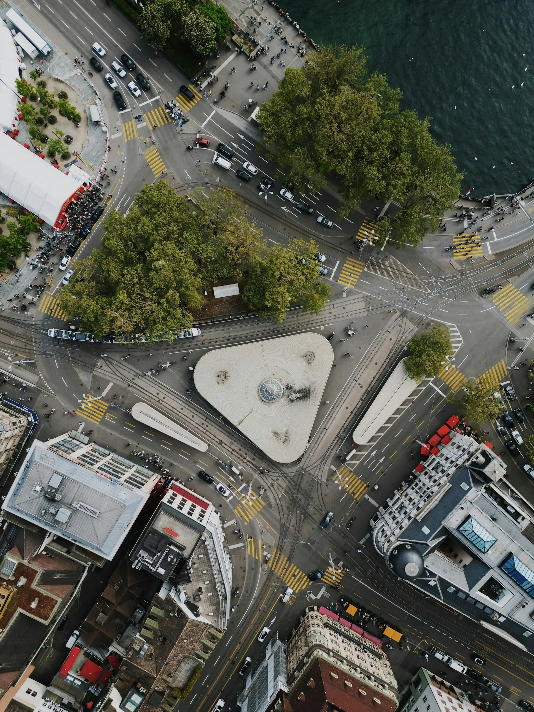 Vista aérea de um cruzamento urbano com veículos em circulação