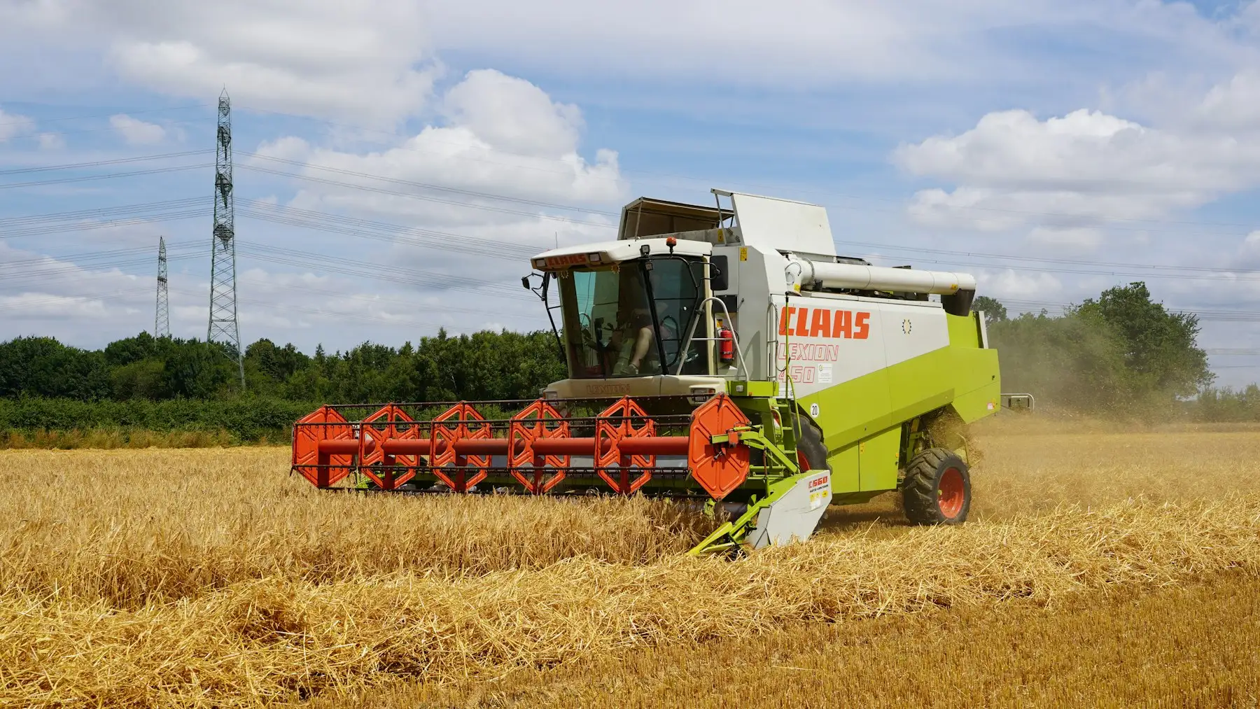 Colheitadeira agrícola operando em lavoura dourada